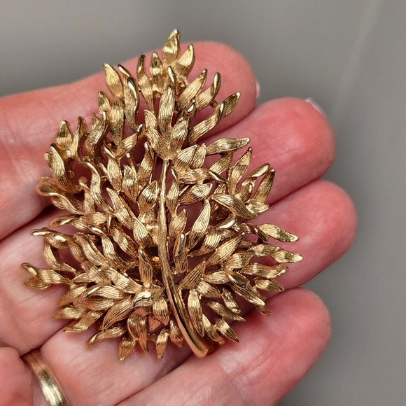 vintage goldtone 3d Linser tree brooch pin 70s art deco signed - Picture 4 of 7
